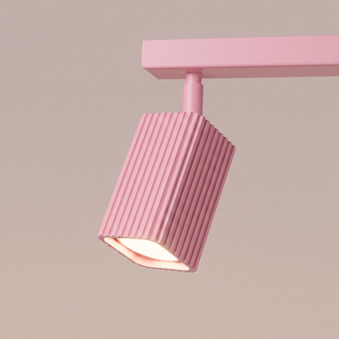 Plafonnier Rayo rose en rampe à spots orientables, détail des cannelures
