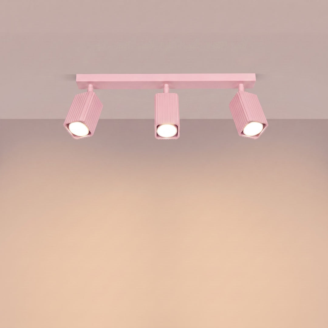 Plafonnier Rayo rose en rampe à spots orientables, allumé