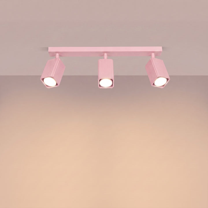 Plafonnier Rayo rose en rampe à spots orientables, allumé