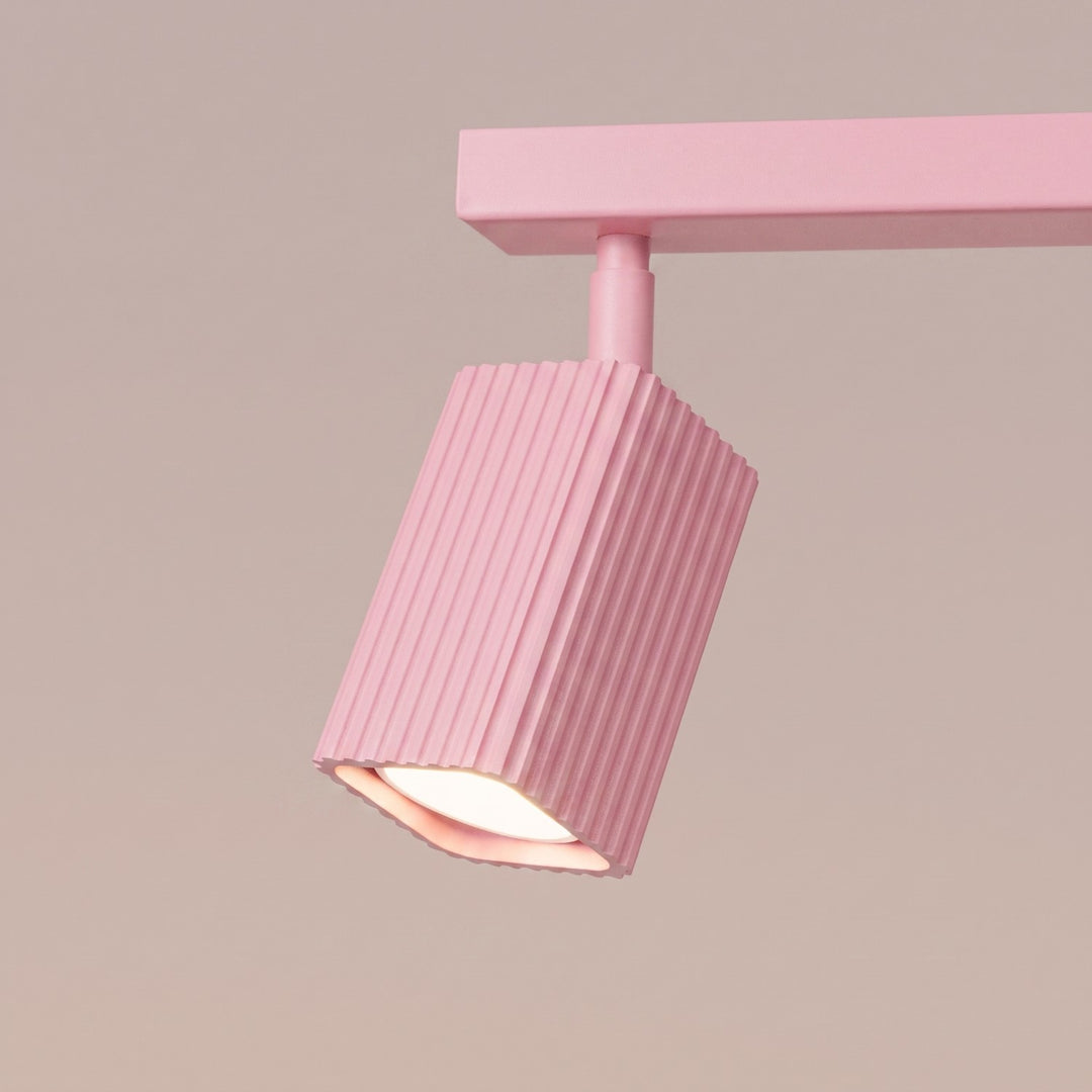 Plafonnier Rayo rose en rampe à spots orientables, détail des cannelures