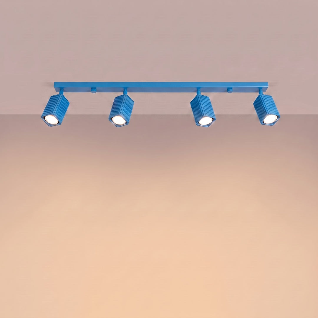 Plafonnier Rayo bleu azur en rampe à spots orientables, allumé