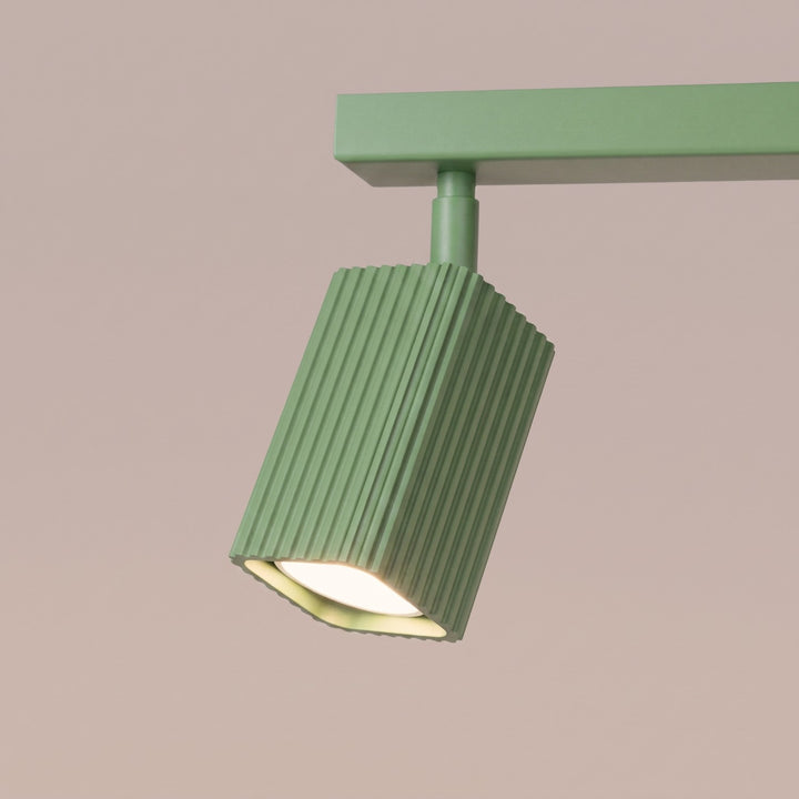 Plafonnier Rayo sauge en rampe à spots orientables, détail des cannelures