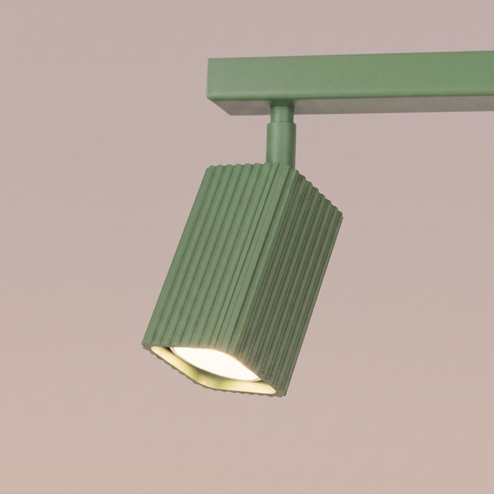Plafonnier Rayo sauge en rampe à spots orientables, détail des cannelures