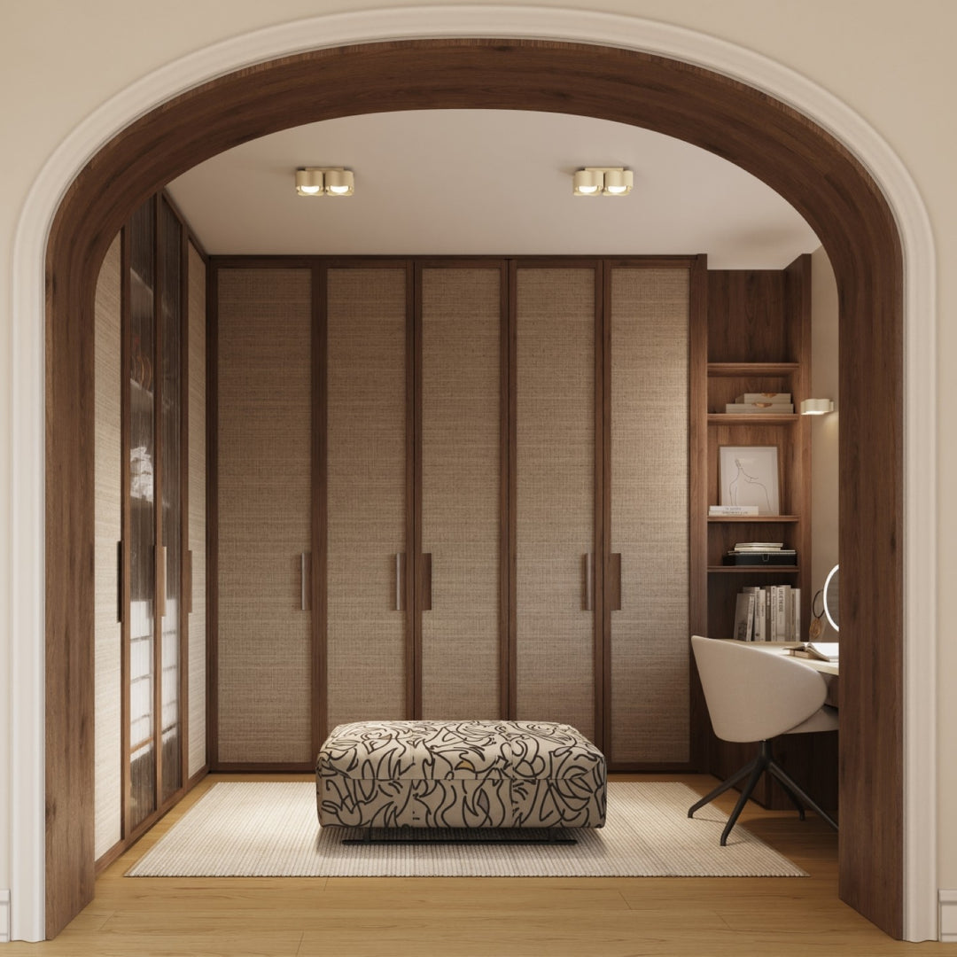 Plafonnier Ovio beige en aluminium au plafond d'un dressing