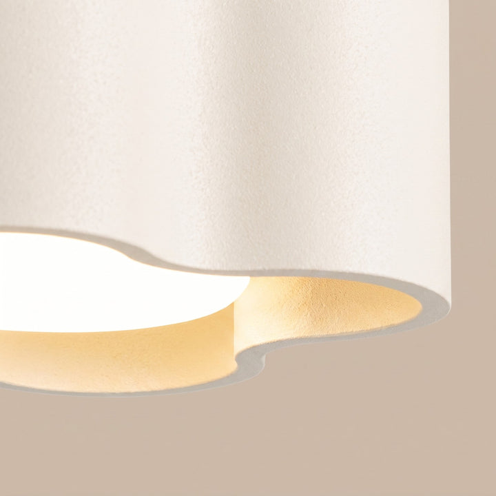 Plafonnier Ovio beige en aluminium, détail du contour ondulé