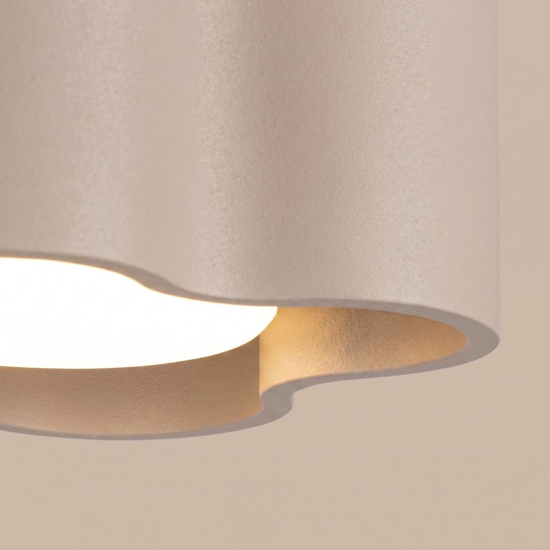 Plafonnier Ovio taupe en aluminium, détail du contour ondulé