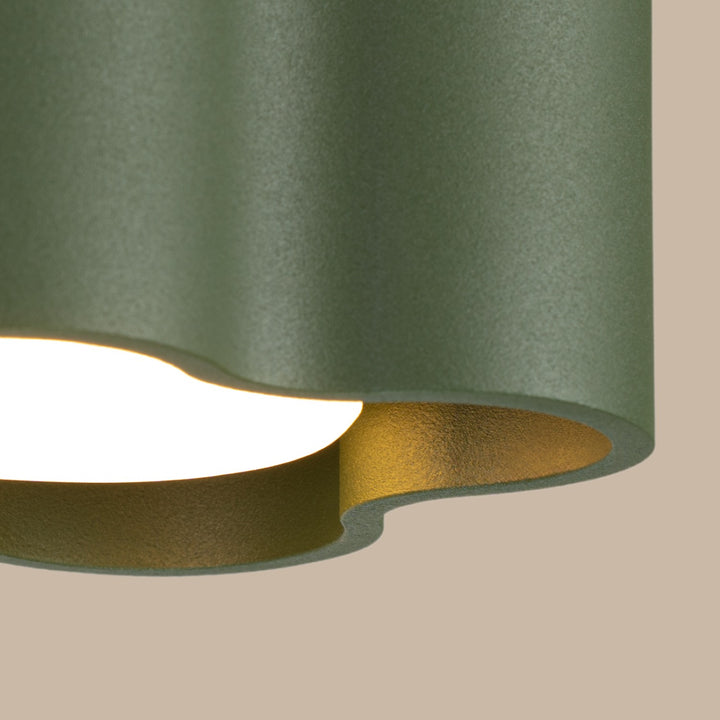 Plafonnier Ovio vert olive en aluminium, détail du contour ondulé