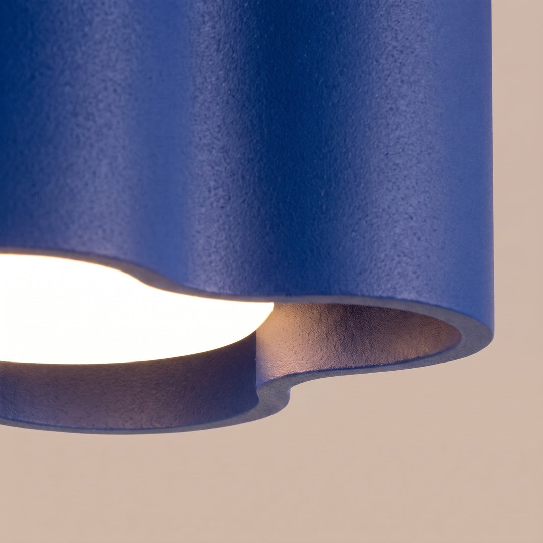 Plafonnier Ovio outremer en aluminium, détail du contour ondulé