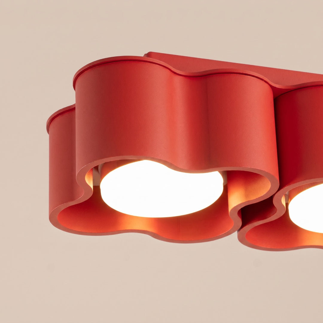 Plafonnier Ovio rouge en aluminium, détail du contour ondulé