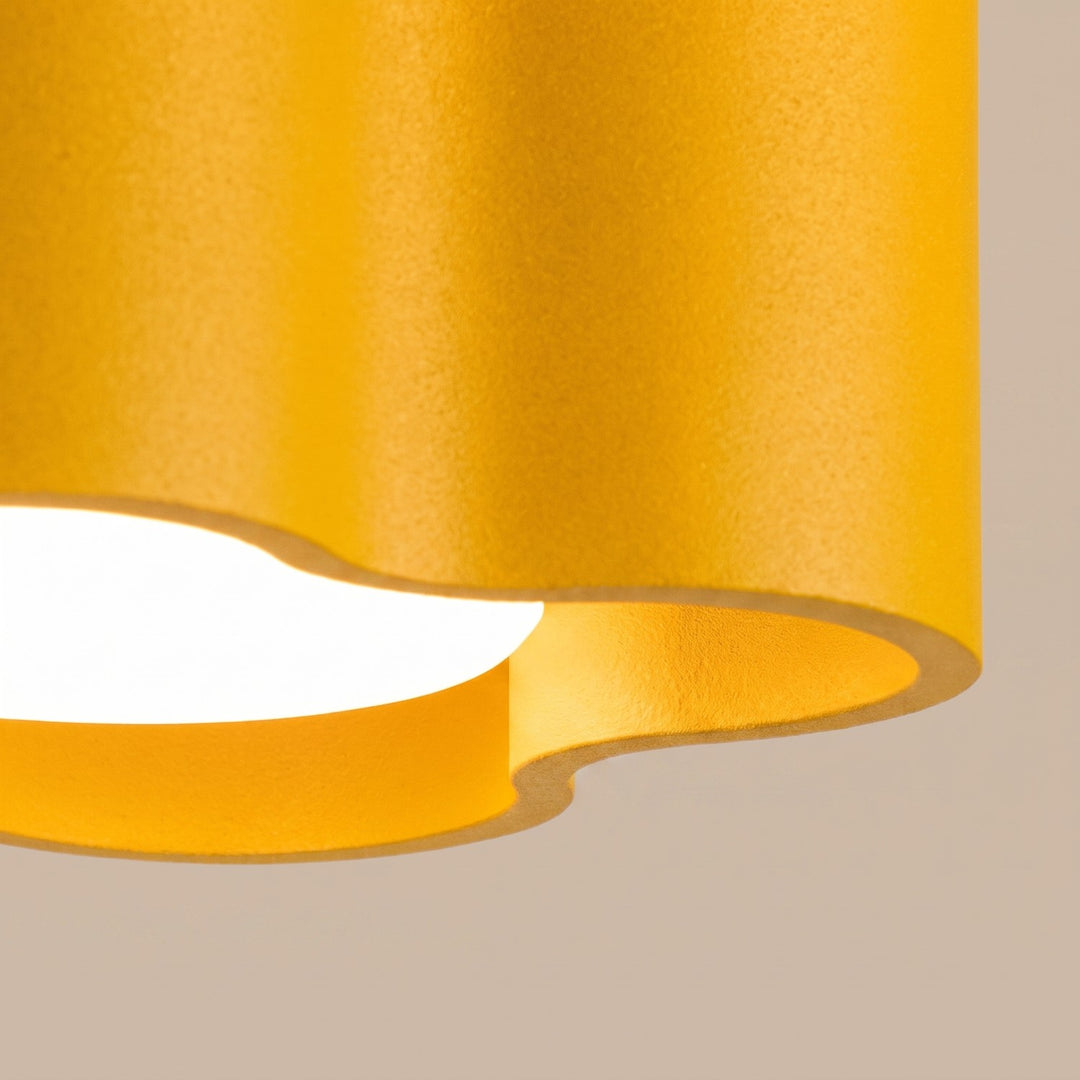Plafonnier Ovio jaune en aluminium, détail du contour ondulé