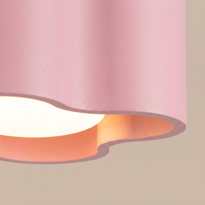 Plafonnier Ovio rose en aluminium, détail du contour ondulé