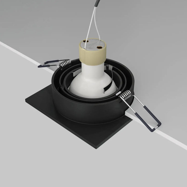 Spot encastrable noir avec culot gu10 et cadre carré en métal blanc avec dessus en maille beige pour intérieur contemporain