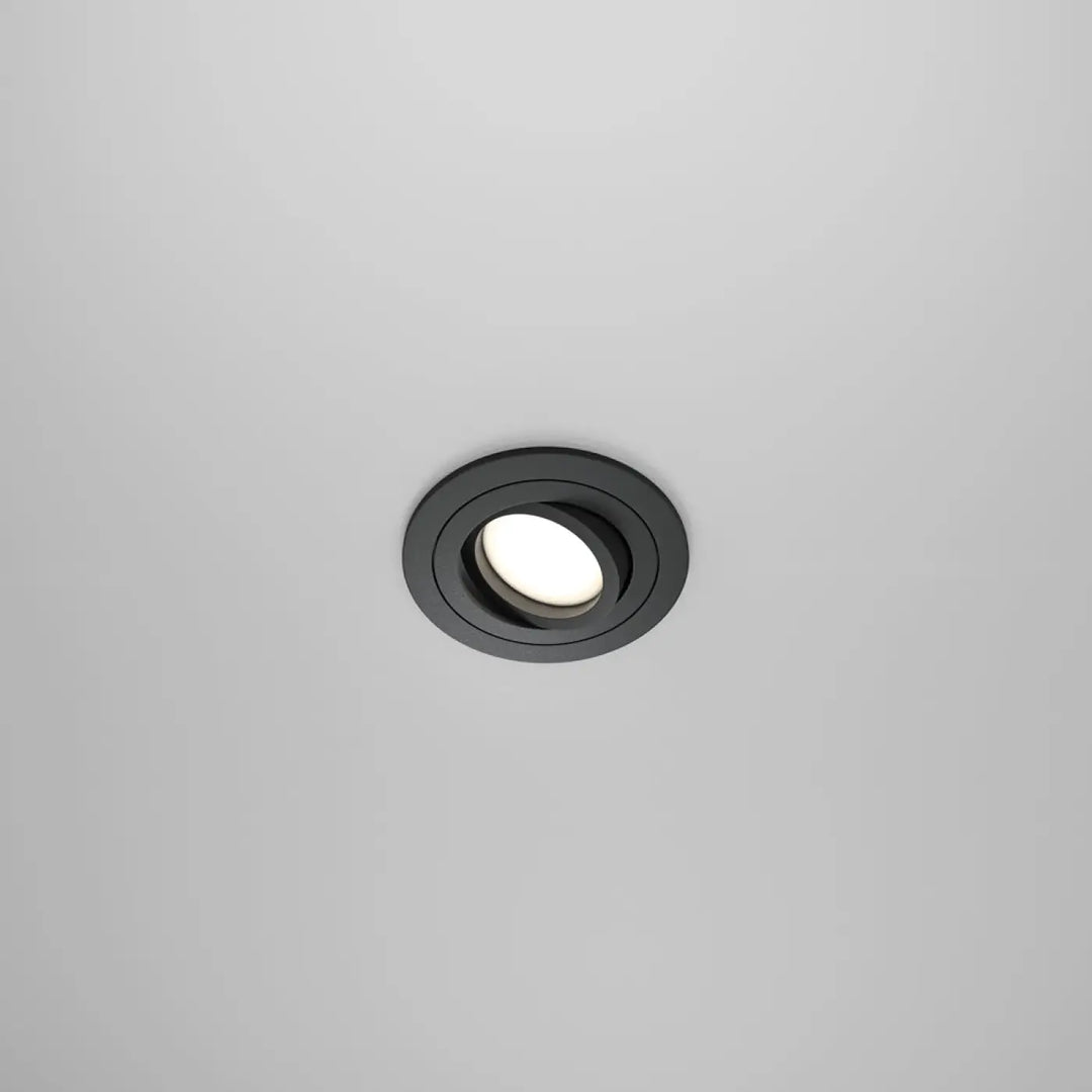 Spot encastrable rond atom avec ampoule gu10 orientable blanche dans un boîtier noir mat pour éclairage encastré