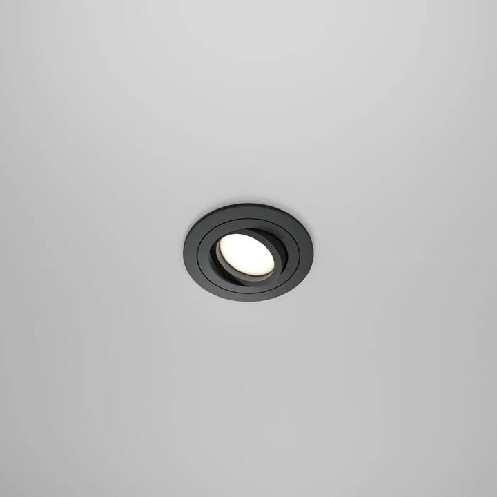 Spot encastrable rond atom avec ampoule gu10 orientable blanche dans un boîtier noir mat pour éclairage encastré