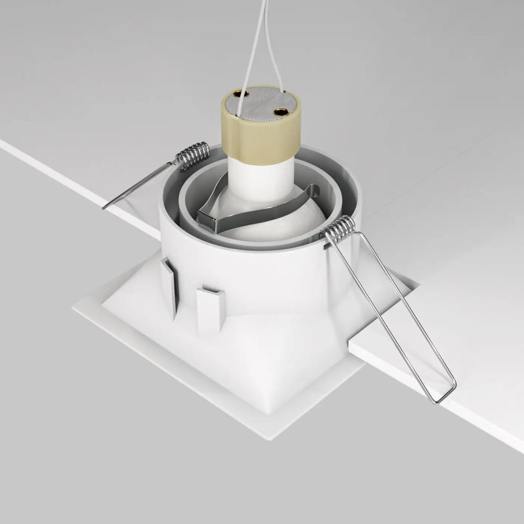 Spot encastrable dot carré avec cône profond blanc et composant haut-parleur beige et argenté sur le dessus