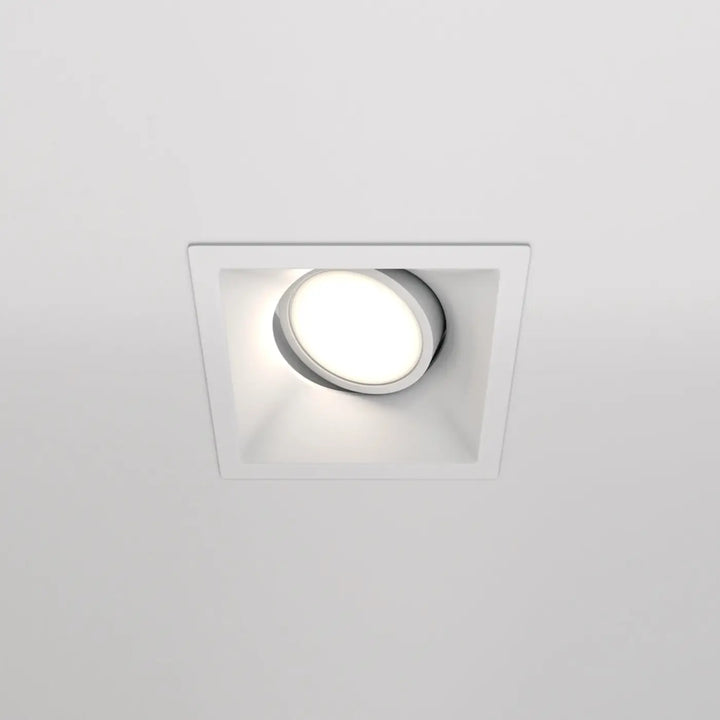 Spot encastrable dot carré avec led circulaire à lumière douce et trim métallique élégant pour cône profond