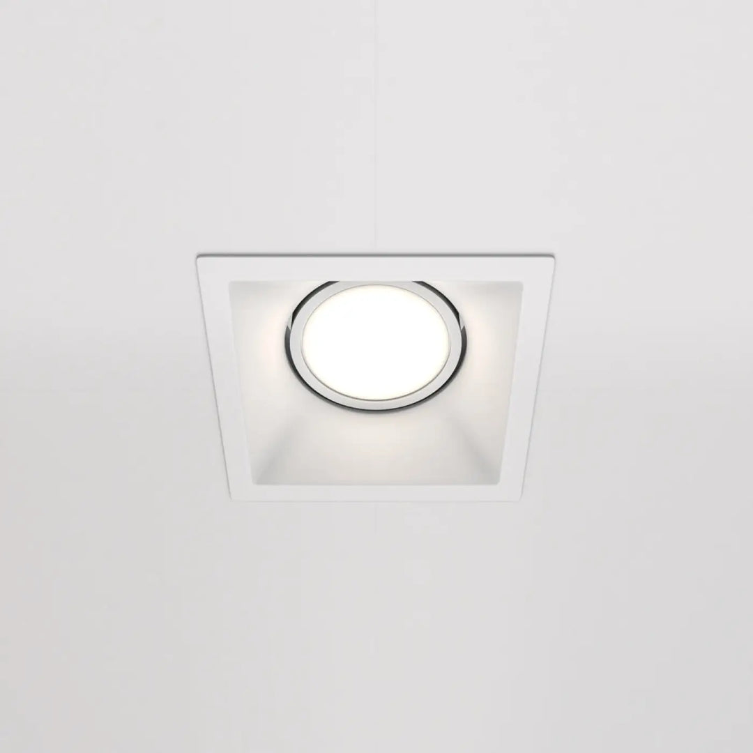 Spot encastrable dot carré blanc moderne avec cône profond et éclairage uniforme et lumineux chrome circulaire