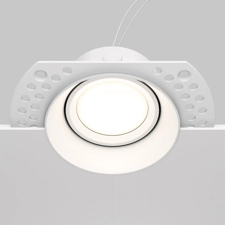 Spot encastrable dot blanc avec centre circulaire lumineux et panneaux latéraux perforés pour un éclairage moderne