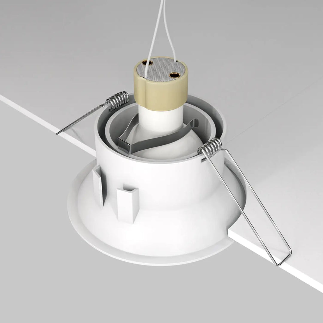 Spot encastrable dot rond avec partie supérieure métallique beige et argentée et corps blanc encastré au plafond