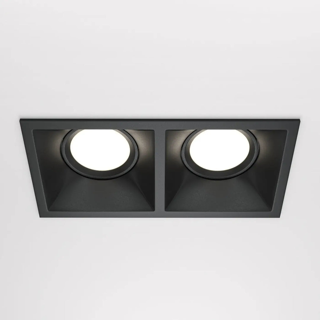 Spot encastrable dot double noir avec deux ampoules led circulaires intégré dans un plafond encastré