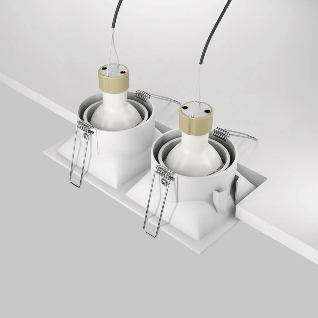 Spot encastrable dot double avec têtes de lampe beige et clips ressort métalliques pour installation encastrée