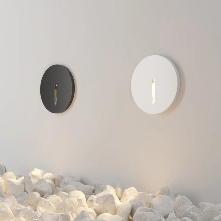 Deux balises rondes minimalistes luminaire extérieur lock en noir mat et blanc avec spot encastrable lock led vertical