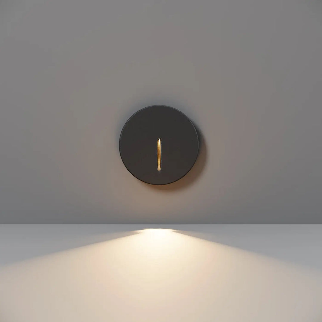 Balise ronde encastrable lock led noire circulaire avec accent doré émettant une lumière chaude pour extérieur
