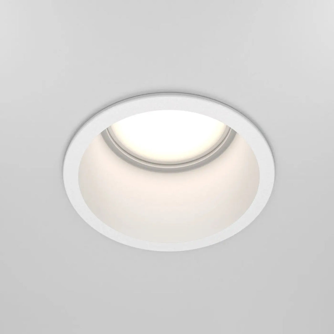 Spot encastrable reif blanc avec collerette fine et ampoule gu10 à lumière douce diffusée circulaire