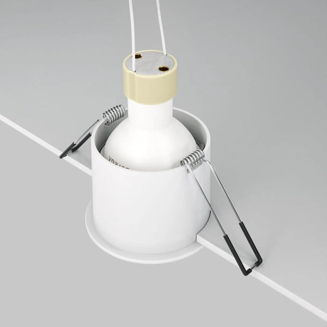 Spot encastrable reif blanc avec collerette fine beige en mesh et clips métalliques pour ampoule gu10