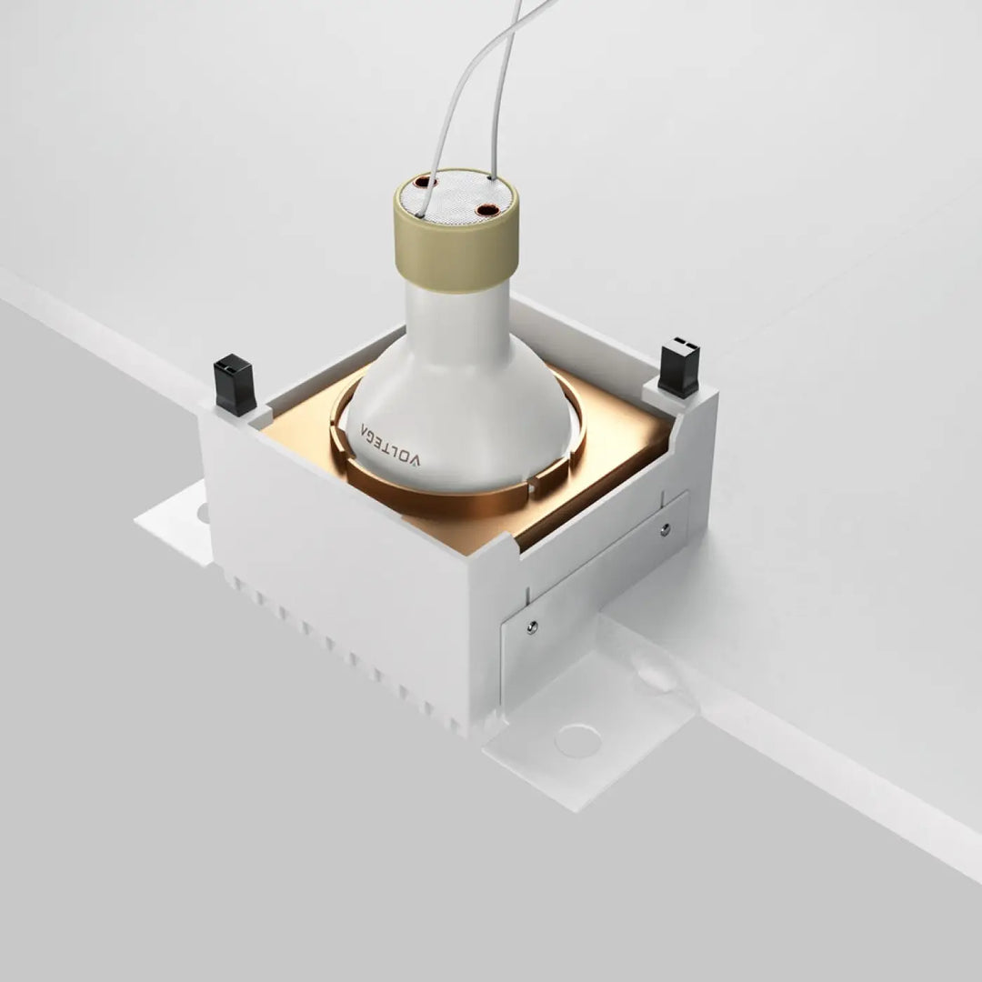 Spot | SHARE carré luminaire encastré blanc et or avec finition dorée en acier doré et touche précieuse design moderne