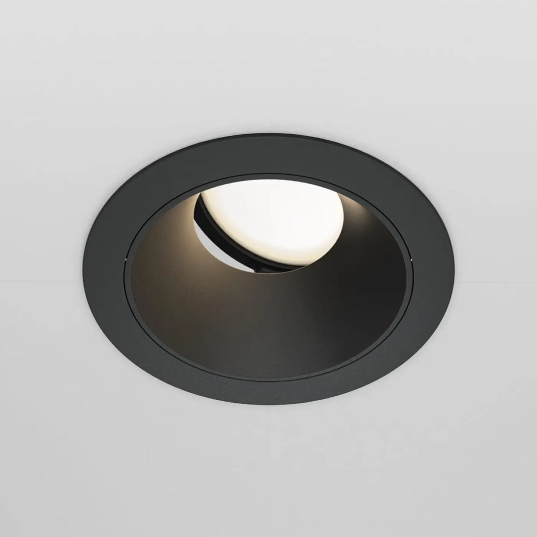 Spot encastré noir avec enjoliveur moderne et culot gu10 éclairage blanc chaud pour intérieur élégant