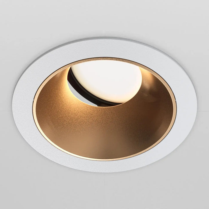 Spot encastré blanc et or avec enjoliveur noir et culot gu10 au design moderne et épuré