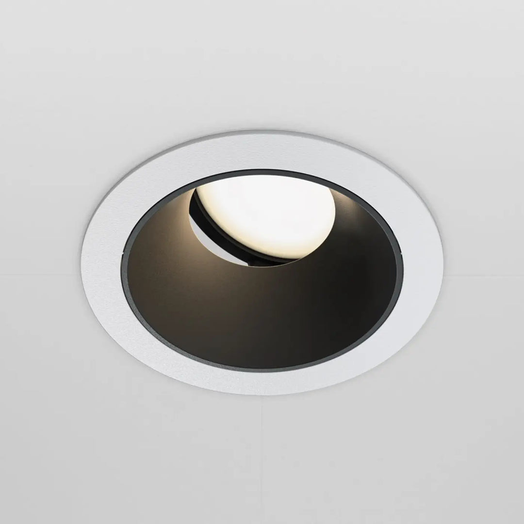 Spot encastré blanc avec enjoliveur noir circulaire et culot gu10 pour éclairage intérieur moderne
