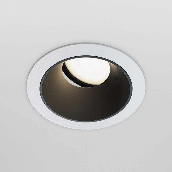Spot encastré blanc avec enjoliveur noir circulaire et culot gu10 pour éclairage intérieur moderne