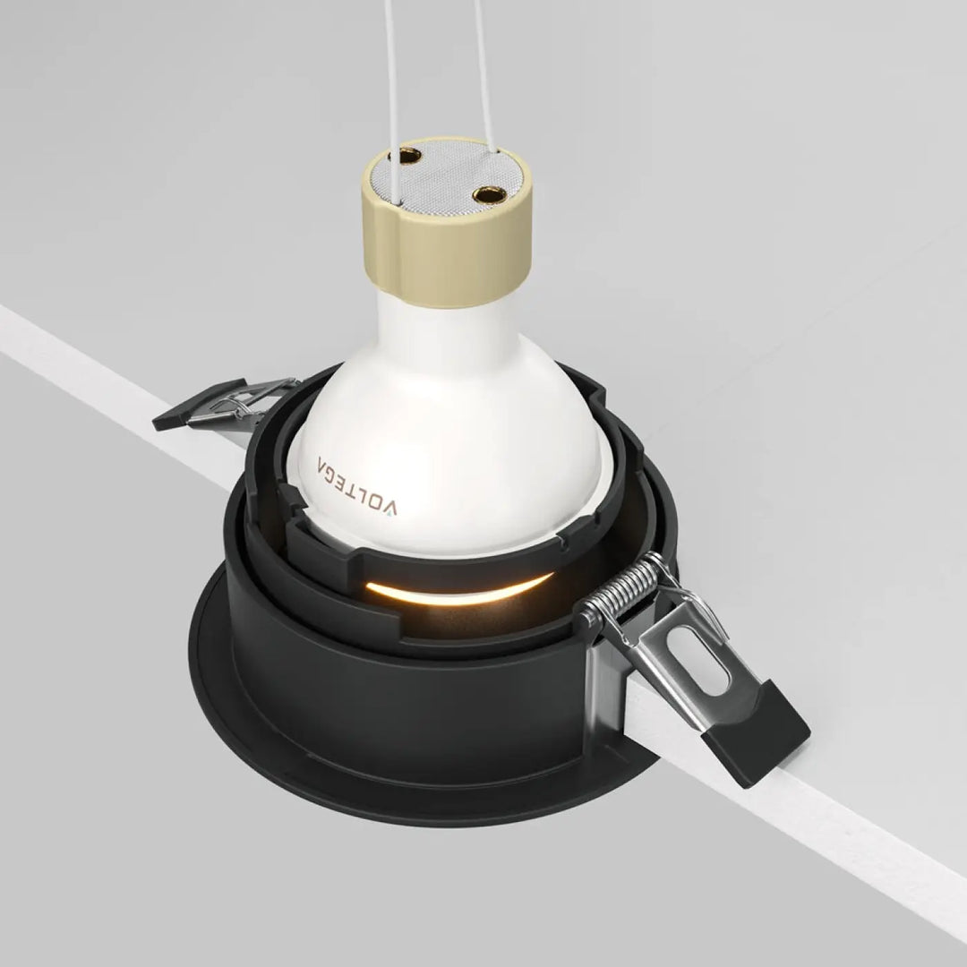 Spot encastré blanc et beige avec enjoliveur noir et culot gu10 pour installation en plafond