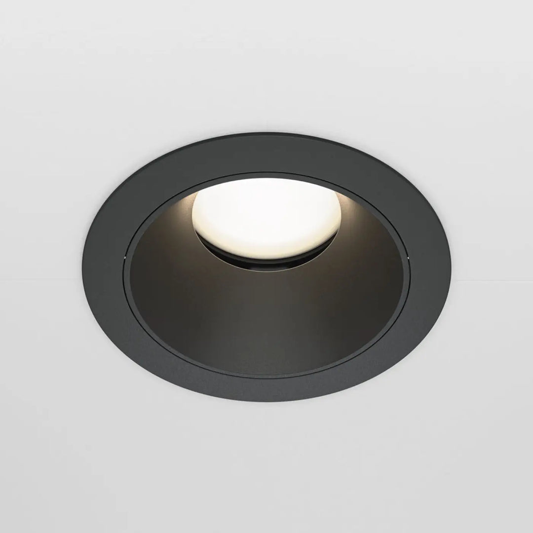 Spot encastré avec enjoliveur noir mat circulaire et centre lumineux blanc chaud culot gu10