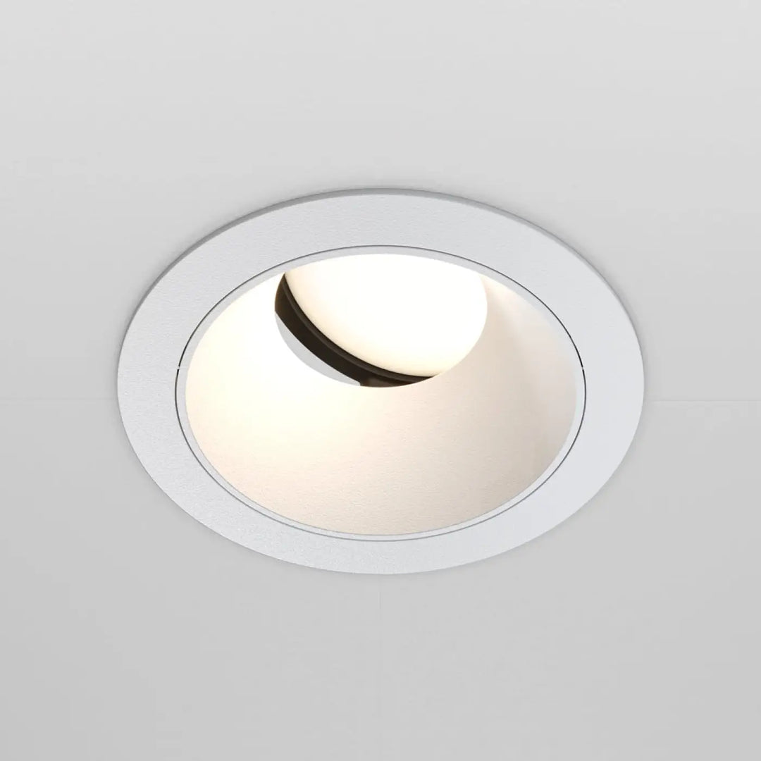 Spot encastré blanc avec enjoliveur noir et culot gu10 au design moderne et lumière diffusée douce