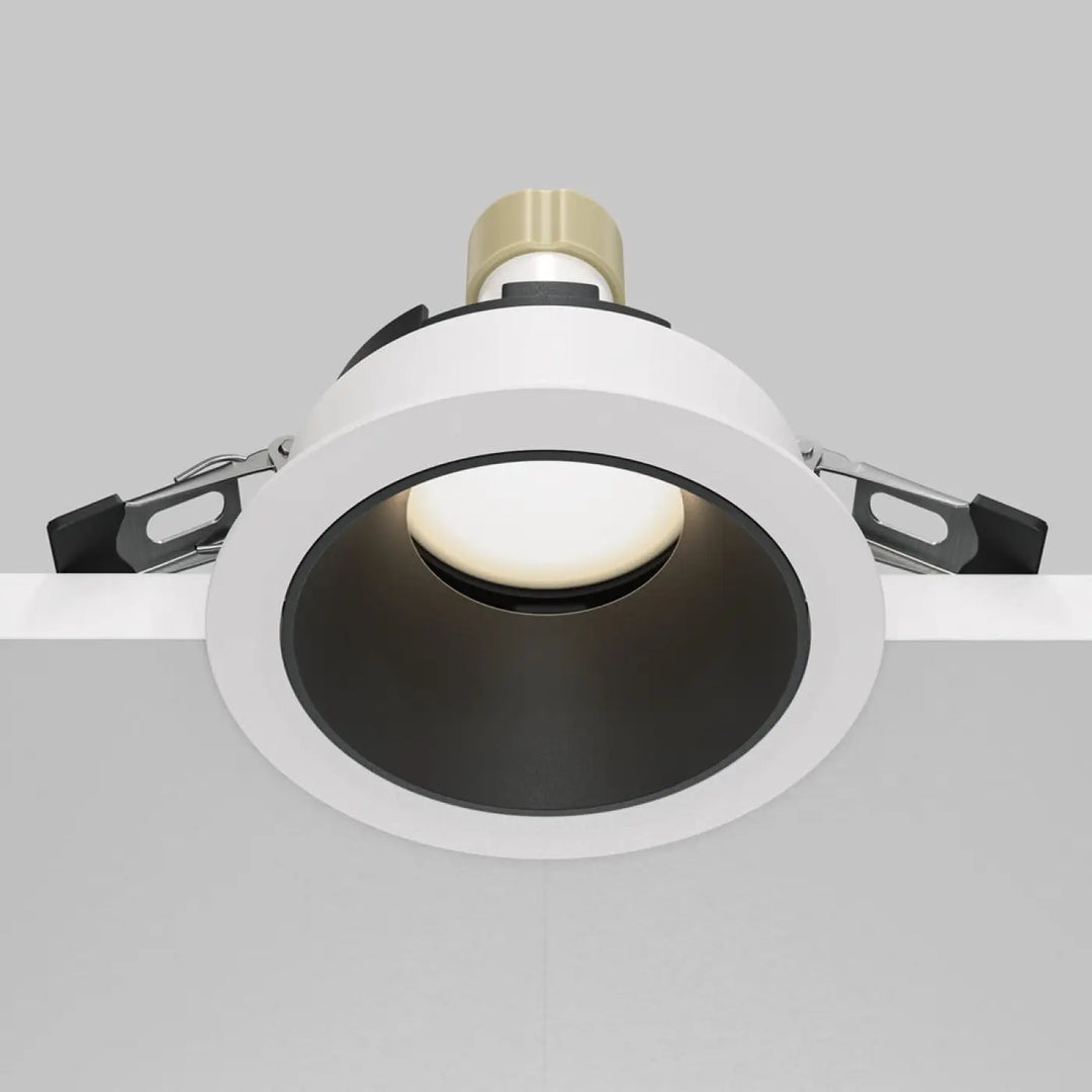 Spot encastré share avec enjoliveur noir et culot gu10 blanc et noir à base dorée pour éclairage design