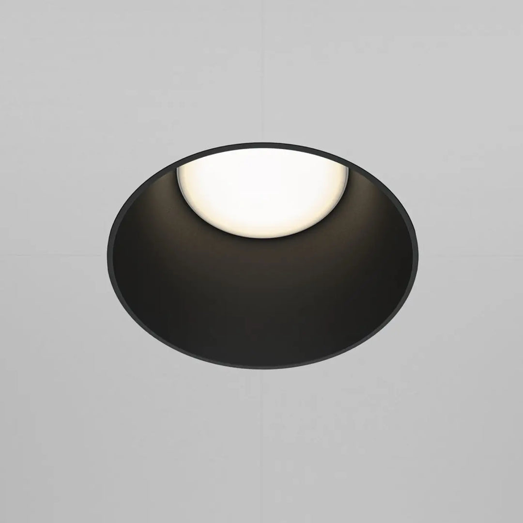 Spot encastré share noir avec lumière centrale blanche chaude pour un éclairage moderne et élégant