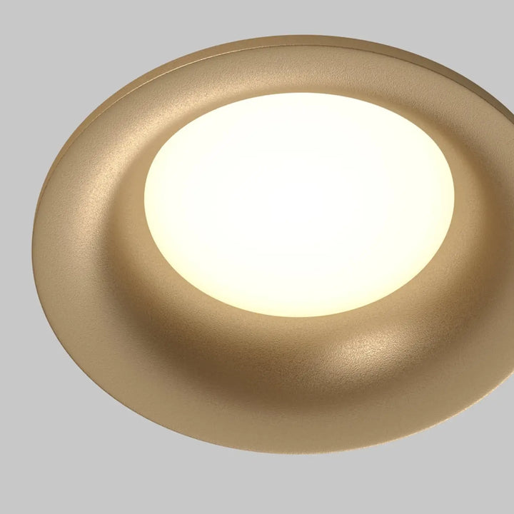 Spot encastré gold fini avec un centre rond discret éclairage général blanc doux et lumineux pour plafond