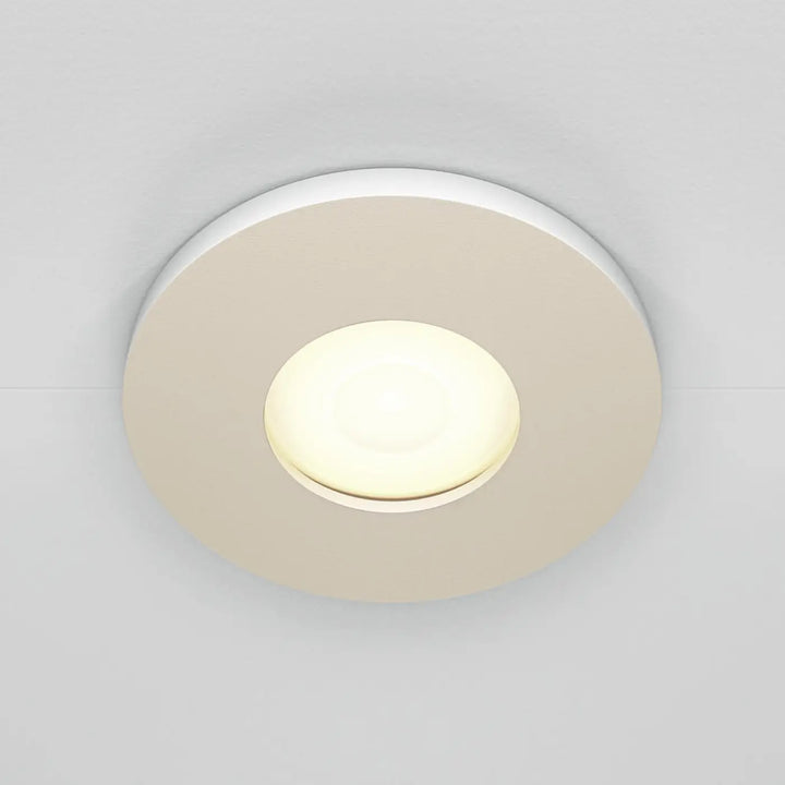 Spot stark encastré moderne avec faible profondeur en design blanc circulaire et éclairage diffus chaleureux