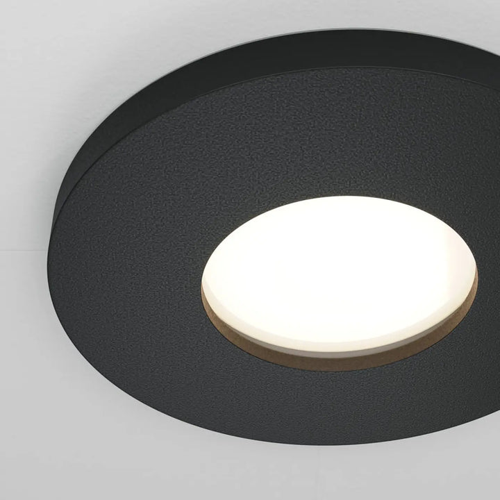 Spot encastré stark noir mat avec faible profondeur et éclairage central chaud pour intérieur moderne