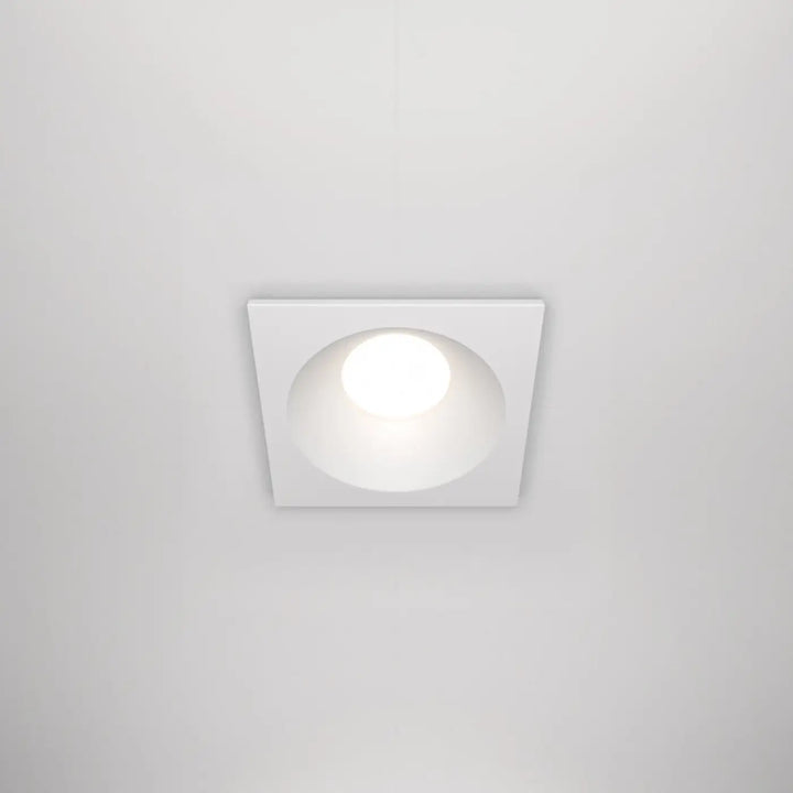 Spot encastré zoom carré étanche en acier noir avec lumière encastrée carrée et centre circulaire doux éclairé