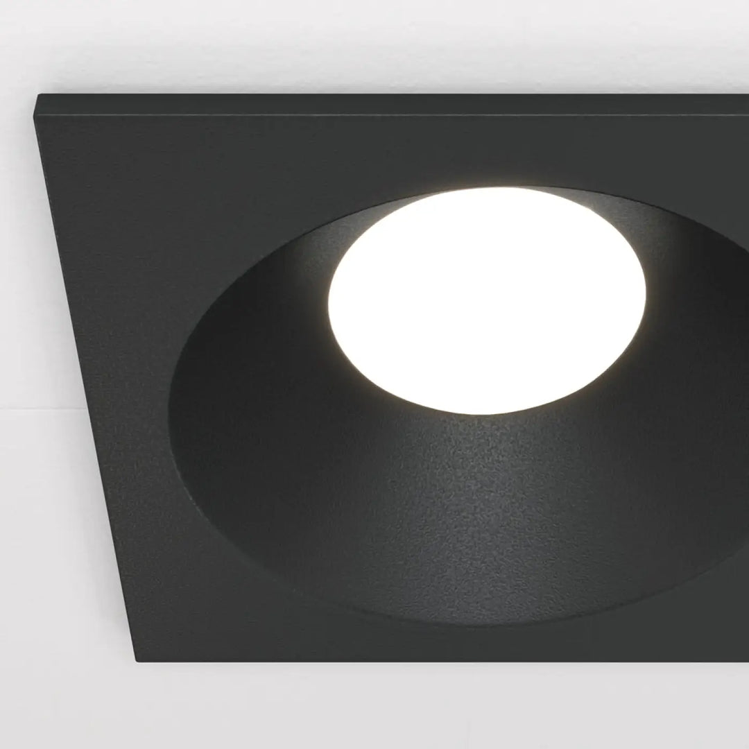 Spot encastré zoom carré étanche en acier noir avec lumière led blanche circulaire encastrée au plafond