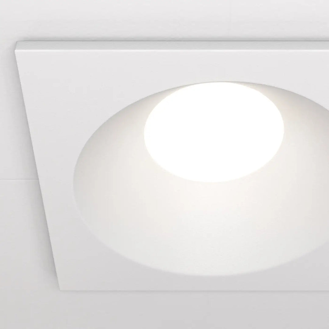 Spot encastré zoom carré étanche en acier noir avec diffuseur circulaire en verre dépoli blanc pour plafond encastré