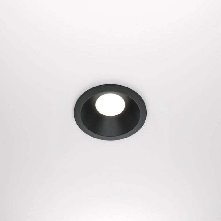 Spot zoom spot encastré noir avec boîtier circulaire mat et centre lumineux blanc éclatant encastré au plafond