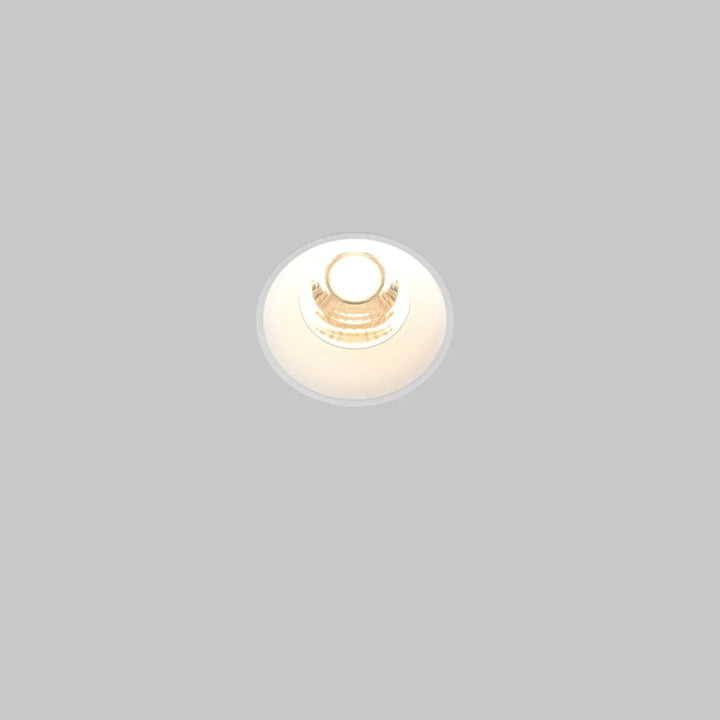 Spot led encastré round compact avec diffuseur blanc chaud et bordure métallique dorée polie
