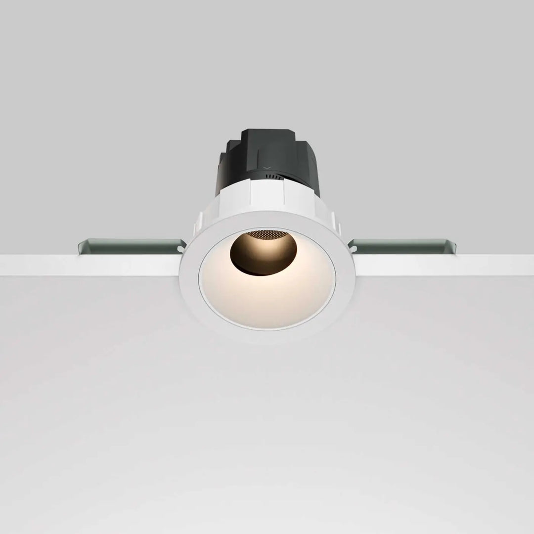 Spot led encastré orientable spot wise avec led intégrée blanc et base noire éclairage chaud et focalisé