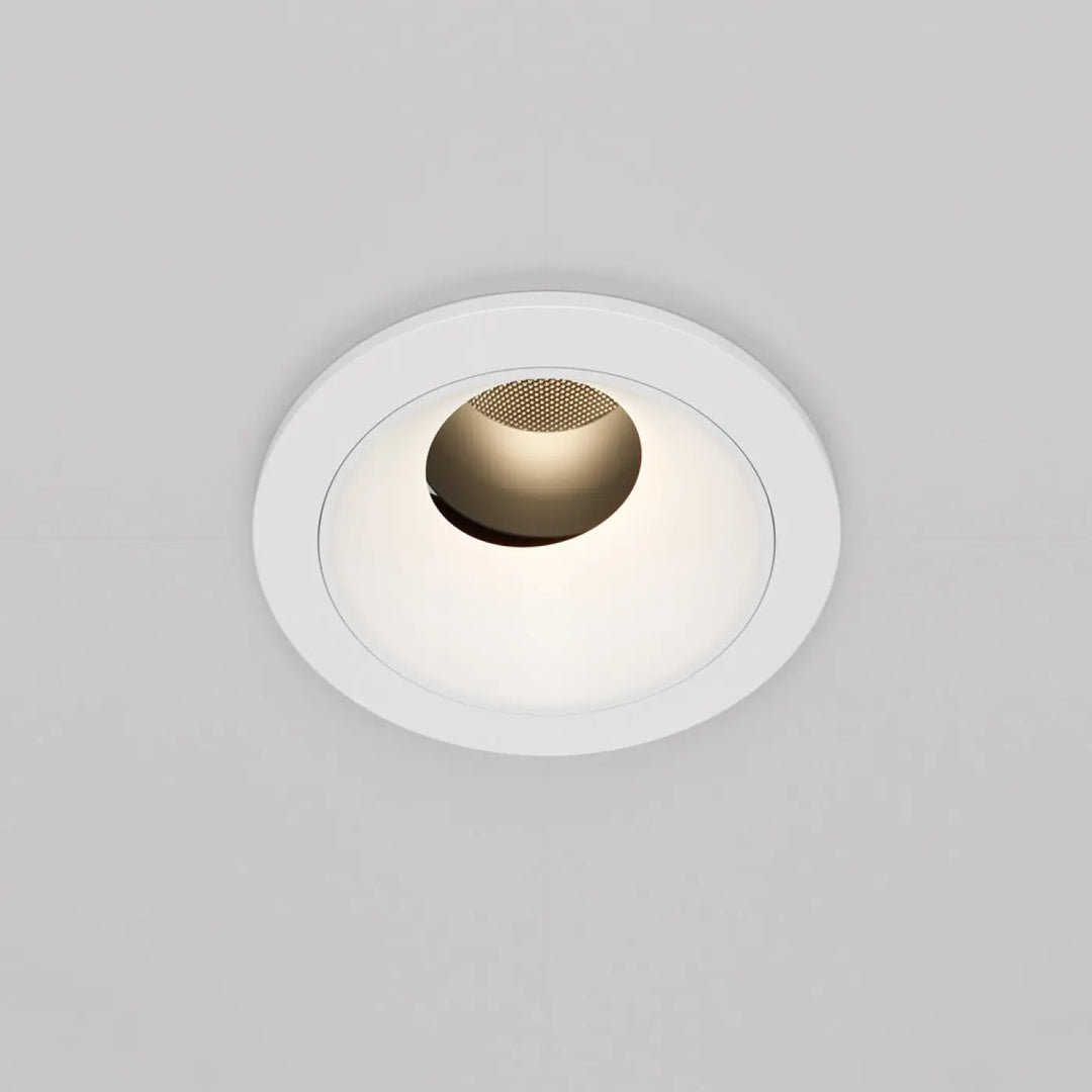 Spot led encastré blanc orientable avec lentille perforée dorée et led intégrée modèle spot | wise