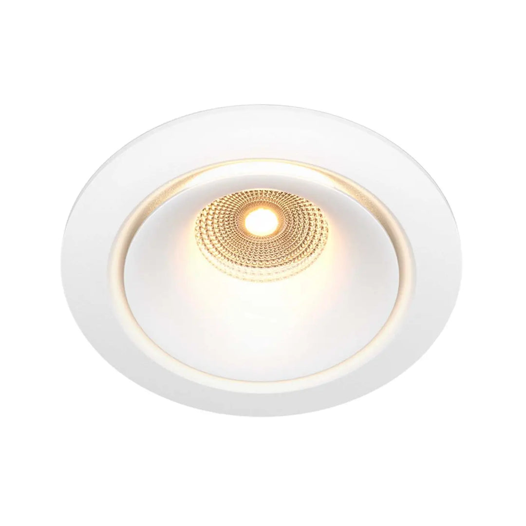 Spot yin led intégrée blanc chaud avec centre circulaire texturé doré émettant une lumière chaleureuse encastrée
